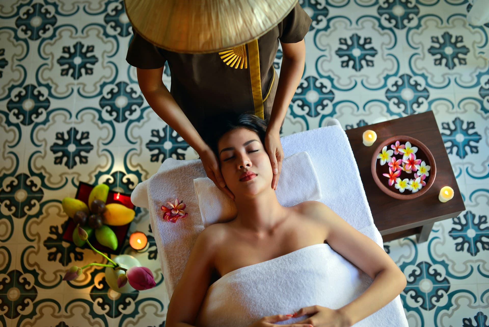 Woman receiving a spa head massage to relieve tension, improve scalp circulation, and promote deep relaxation